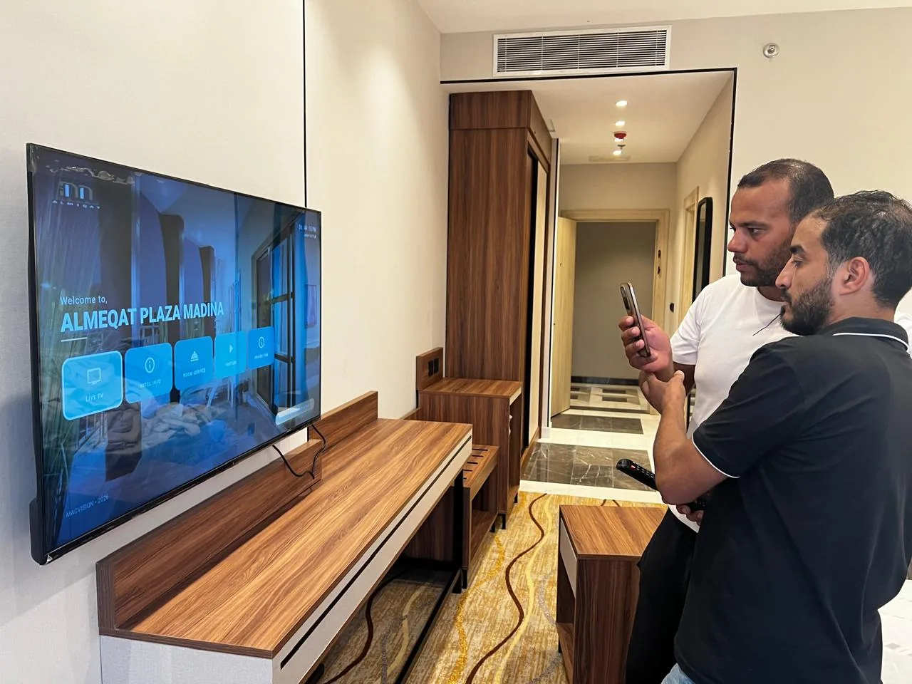 صورة تنفيذ لفنادق ومجمعات الخبر تعرض إعداد شاشة الترحيب بنظام IPTV في غرفة النزيل