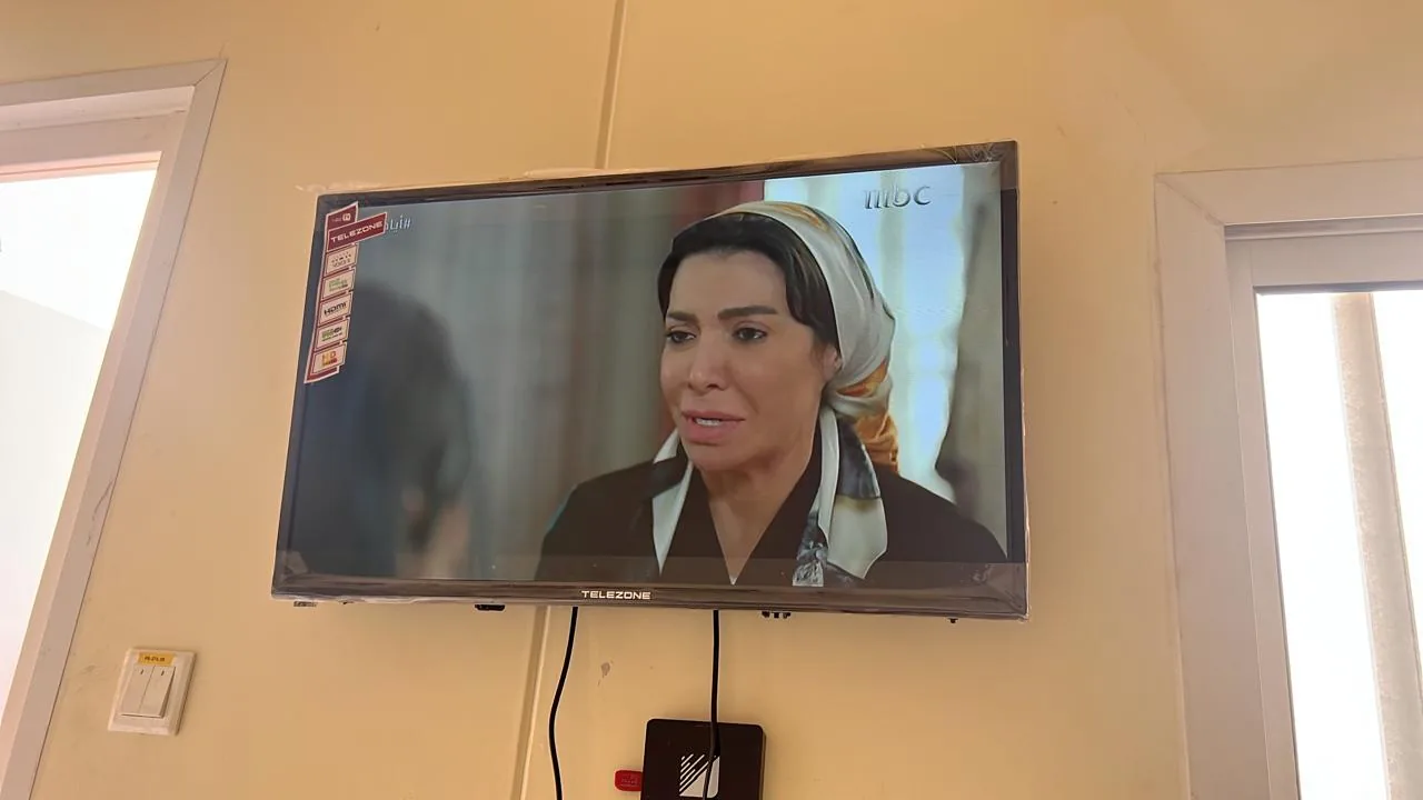 صورة تنفيذ لفنادق ومجمعات الخبر تعرض تفعيل التلفزيون في غرفة سكن المعسكر